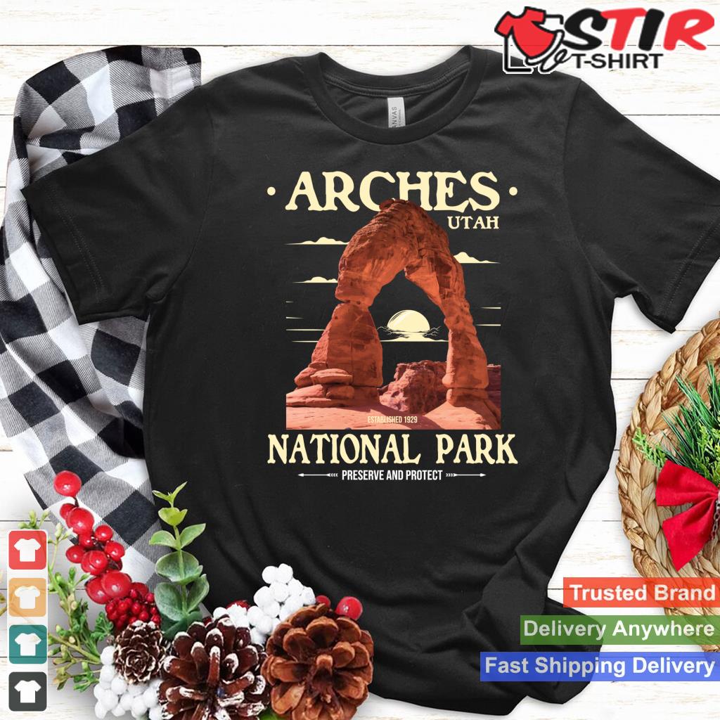 Arches National Park   Retro Hiking & Camping Lover Long Sleeve